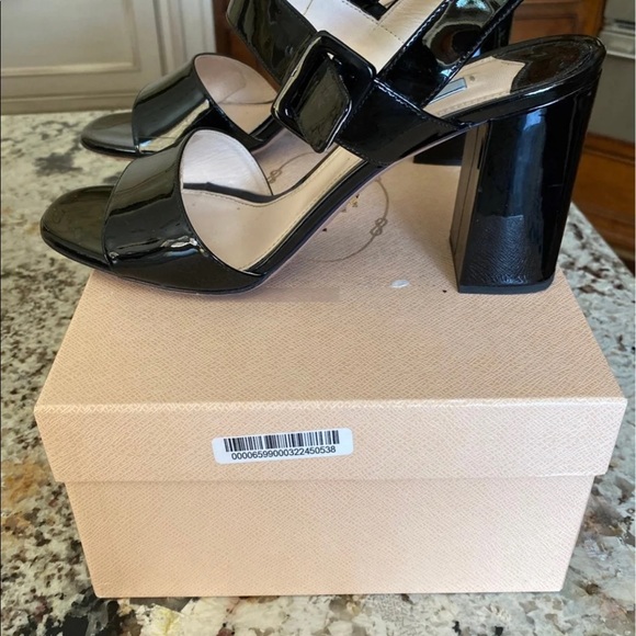 Black patent leather sandals with block heel - Picture 2 of 4